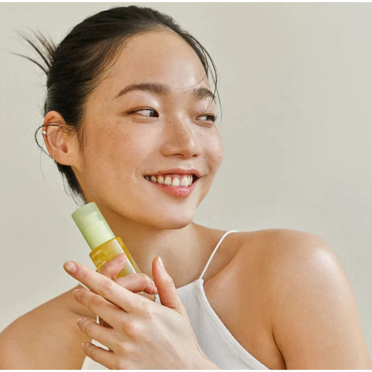 Goodal Green Tangerine Vita C Dark Spot Care Serum — mise en situation (mannequin)