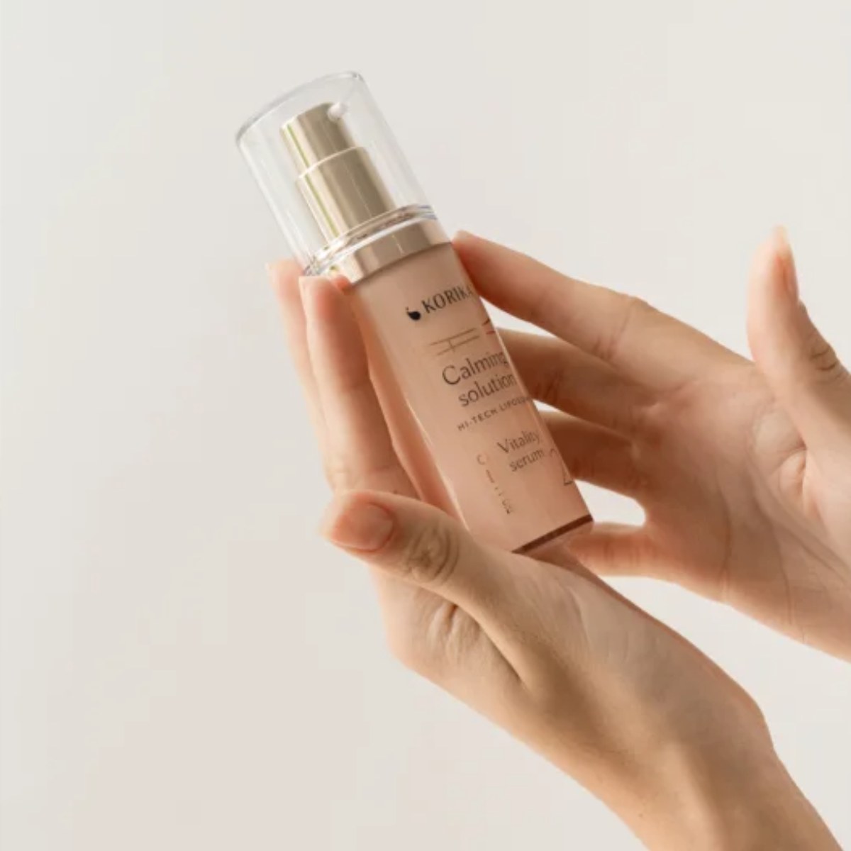 Korika Hi-Tech Liposome Calming Solution Vitality Serum — mise en situation (mannequin)